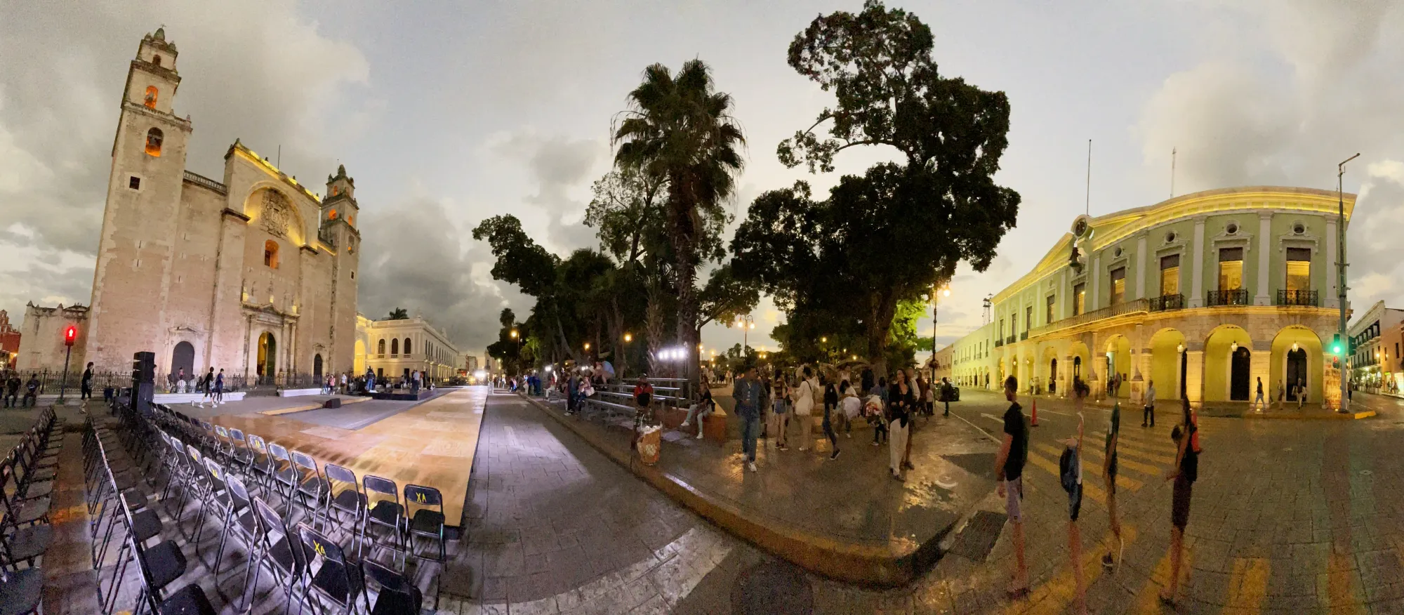 A wide angle panorama shows the Mérida cathedral, pre-concert, Plaza Grande and historic building.